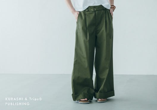 「憧れを、品よく」大人のための替えベルト付きワイドチノパンツの画像