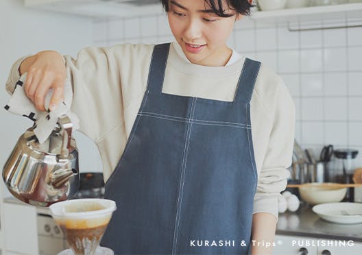 KURASHI&Trips PUBLISHING / サッとかぶれる、コットン素材の働きものエプロンの画像