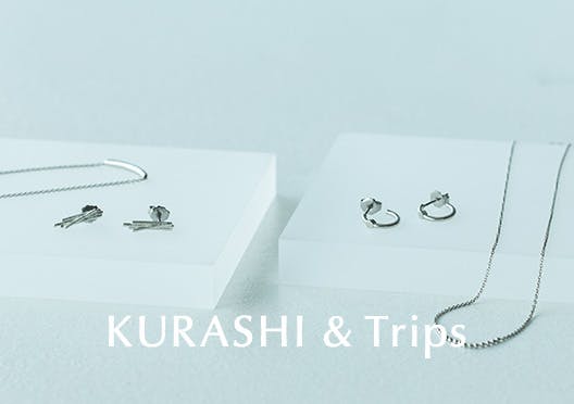 素肌にきらめきをくれるシルバーアクセサリーの画像