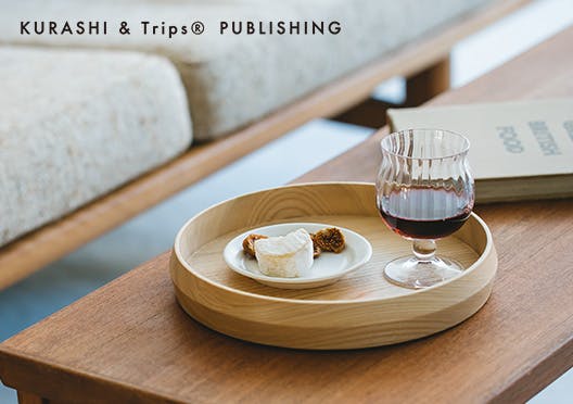「持ち運べる、私の居場所」天然木の丸いお盆 / KURASHI&Trips PUBLISHINGの画像