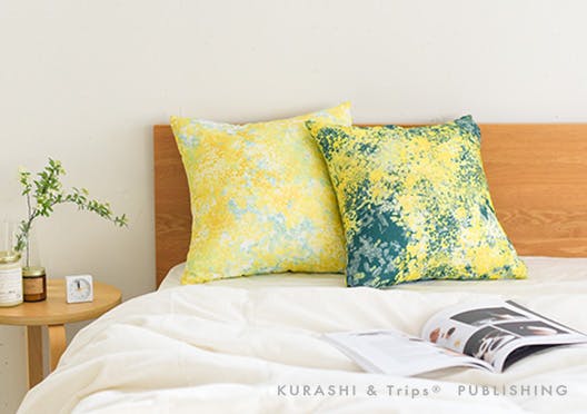 KURASHI&Trips PUBLISHING / ミモザ柄のクッションカバーの画像