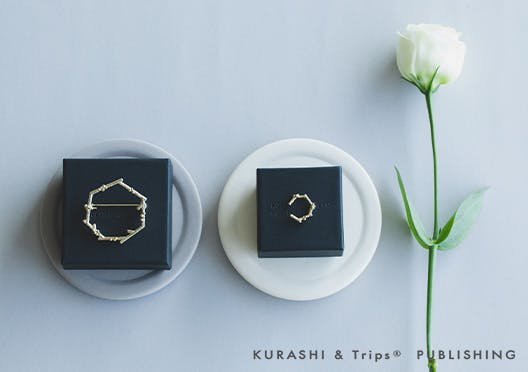 KURASHI&Trips PUBLISHING /「いつもの私に、ささやかなキラメキ」小枝モチーフのアクセサリーの画像