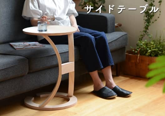 木のサイドテーブルの画像
